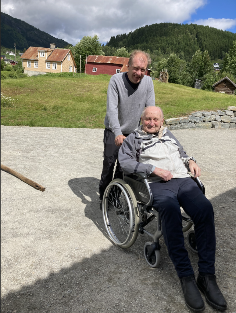 Olav Kjell og sonen Kjetil. Biletet er teke på Fluga, 10.juli 2023, av Svein Solheim.